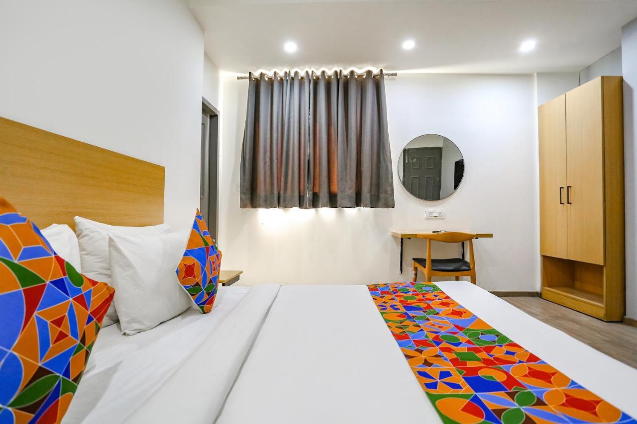 Fabhotel Vat - Meera Bagh Delhi  Eksteriør billede