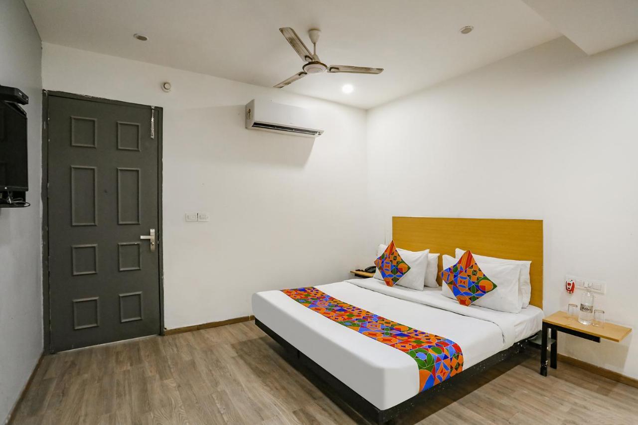Fabhotel Vat - Meera Bagh Delhi  Eksteriør billede
