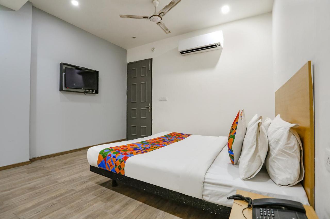 Fabhotel Vat - Meera Bagh Delhi  Eksteriør billede