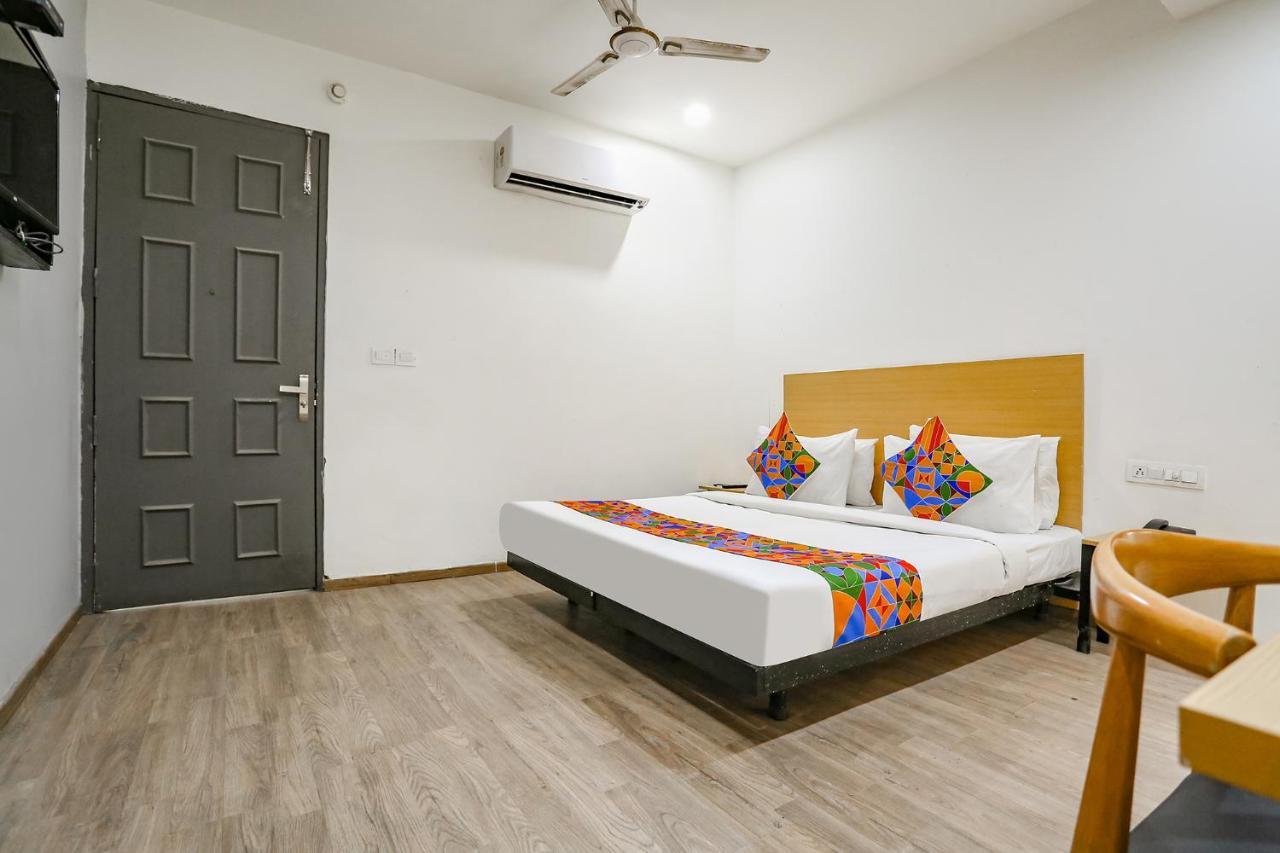 Fabhotel Vat - Meera Bagh Delhi  Eksteriør billede